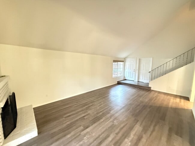 Building Photo - Beautiful 4-Bedroom Home in the Heart of Valencia!