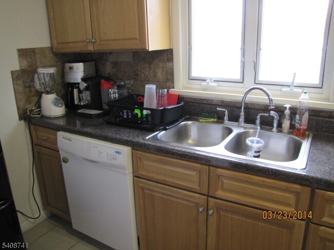 Building Photo - 298 Luddington Ave