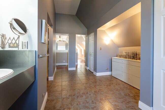 Building Photo - 1530 N Throop St