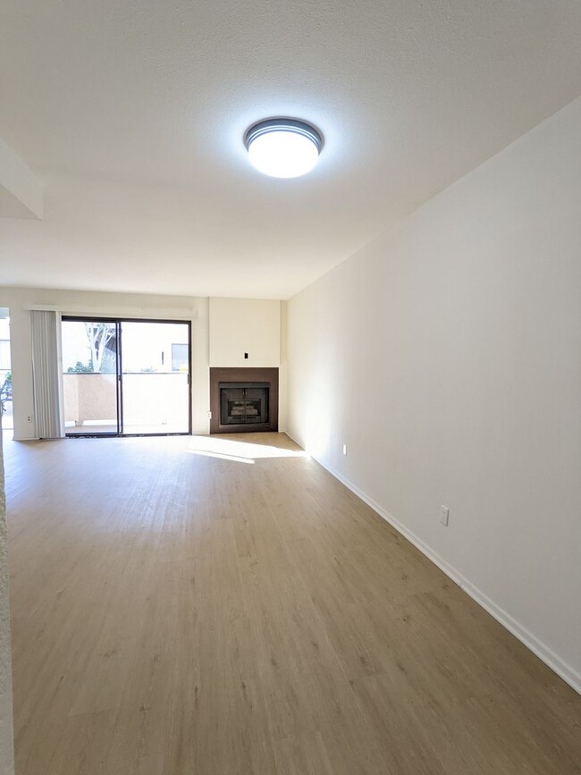 Building Photo - Spacious modern and renovated One Bedroom ...