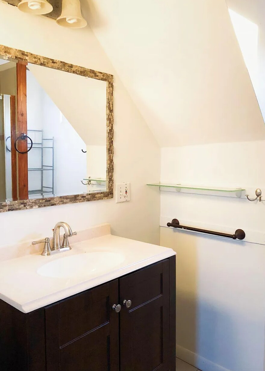 Building Photo - 1368 W Evergreen Ave