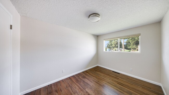 Building Photo - 3 Bed 1 Bath - Hardwood Floors - Pet Frien...