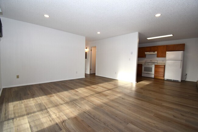 Building Photo - Great centrally located 2nd floor, 2 Bedroom 1 Bathroom apartment!