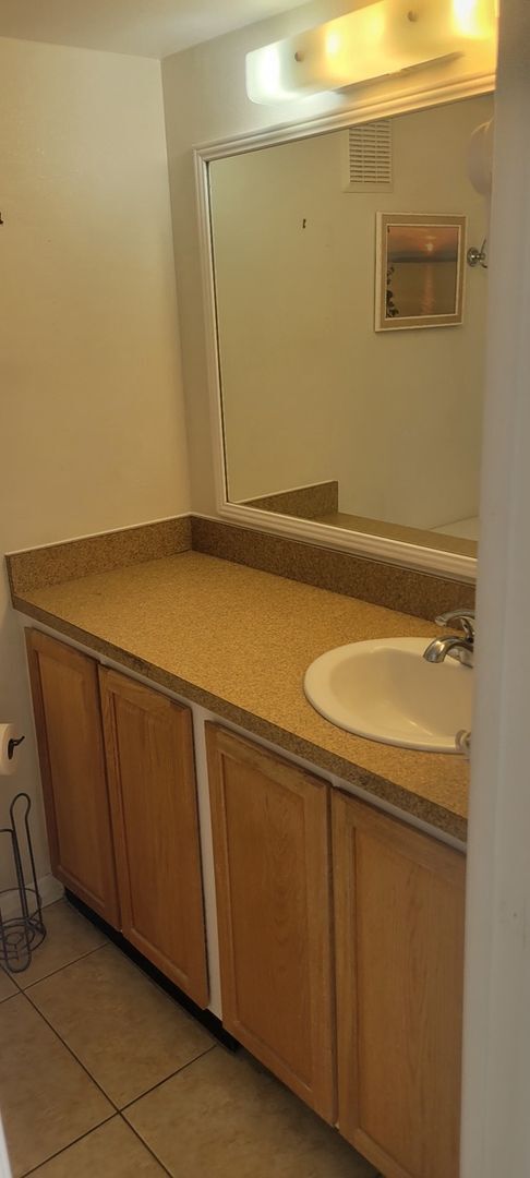 Building Photo - Furnished or Unfurnished 1 Bed Steps from Mad Beach