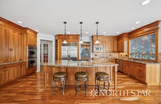 Building Photo - Stunning Bull Mountain Estate