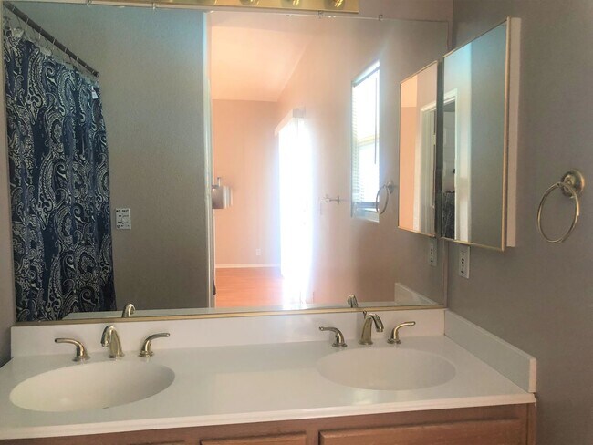Building Photo - Available Now! Desired Location PLUS a Sparkling Pool!!!!