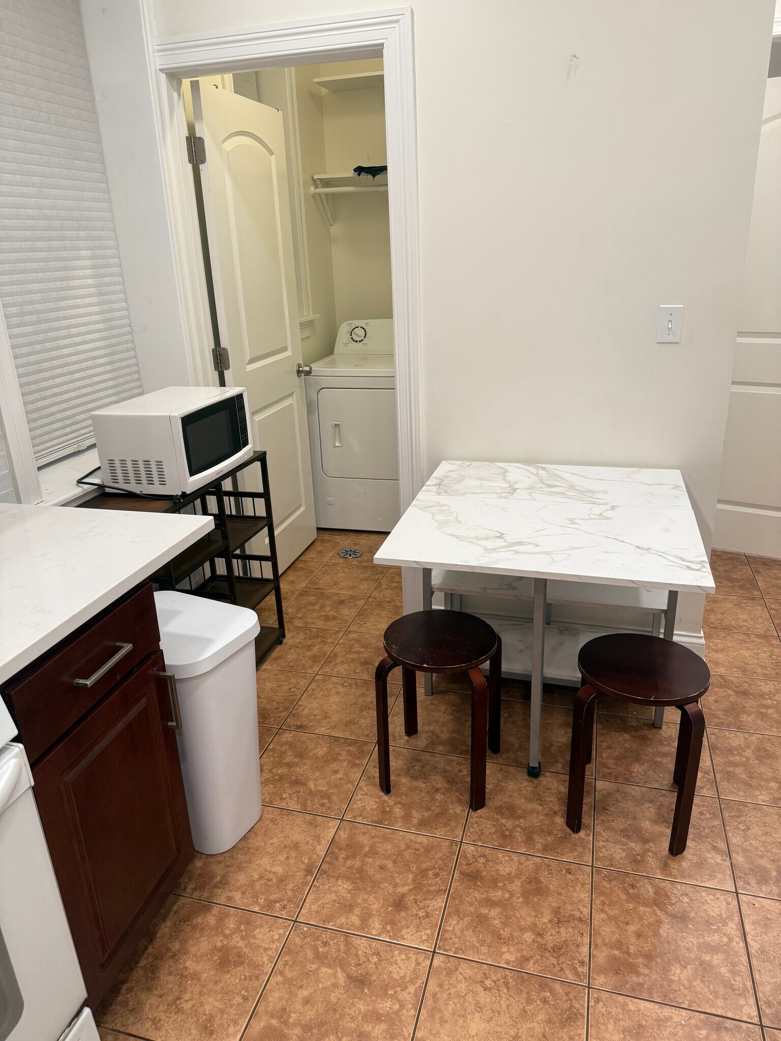 Expandable table and four stools - 2532 W Haddon Ave