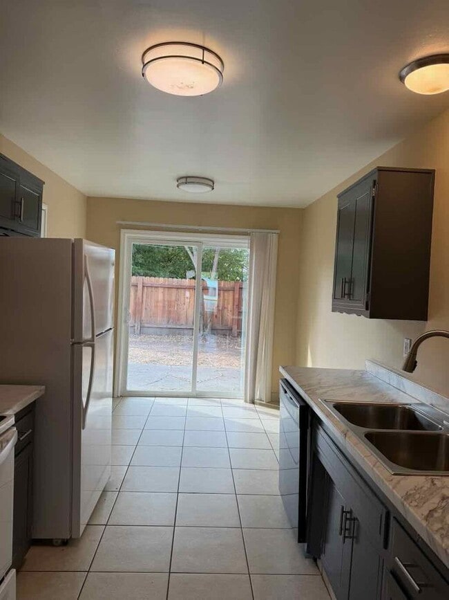 Building Photo - Updated 2 Bed/1 Bath 900 Sq.ft Duplex with...