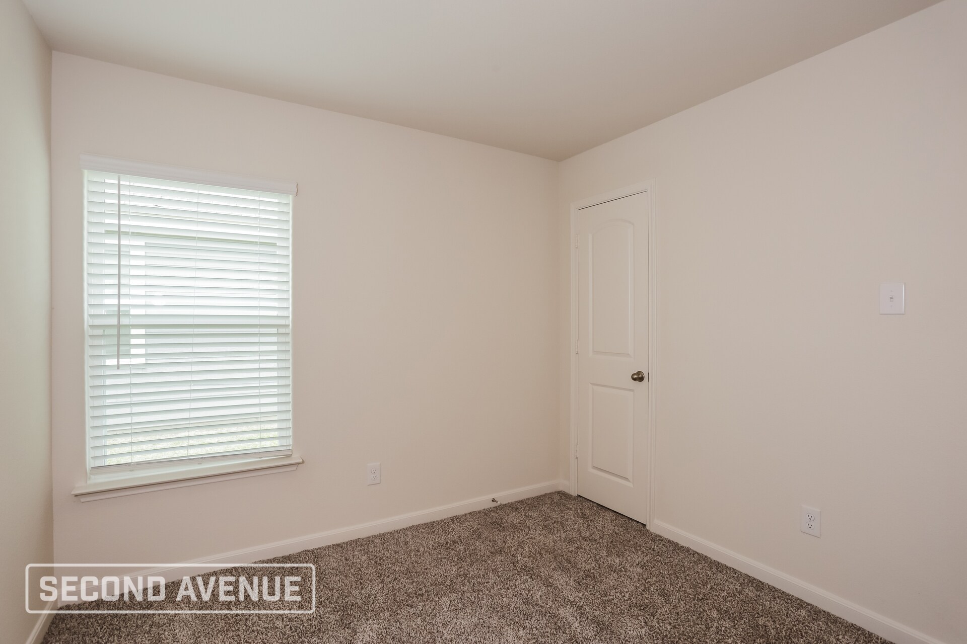 Building Photo - 1325 Woodwinds Dr