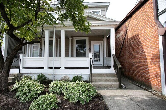 Primary Photo - 285-287 E Whittier St