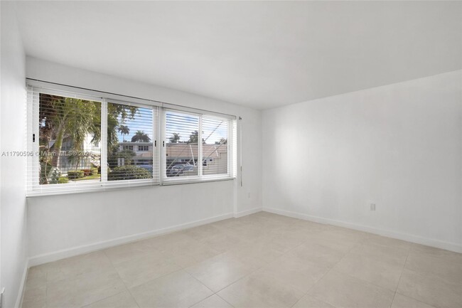 Building Photo - 180 Isle of Venice Dr