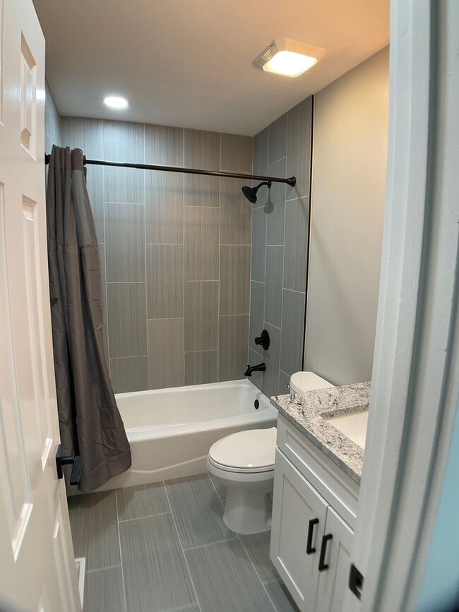 Building Photo - Gorgeous, Fully Renovated, 1 Level Living!