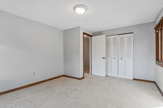 Building Photo - Spacious 4 Bed 2.5 Bath Home Located in North Hills School District - Available September 1st!