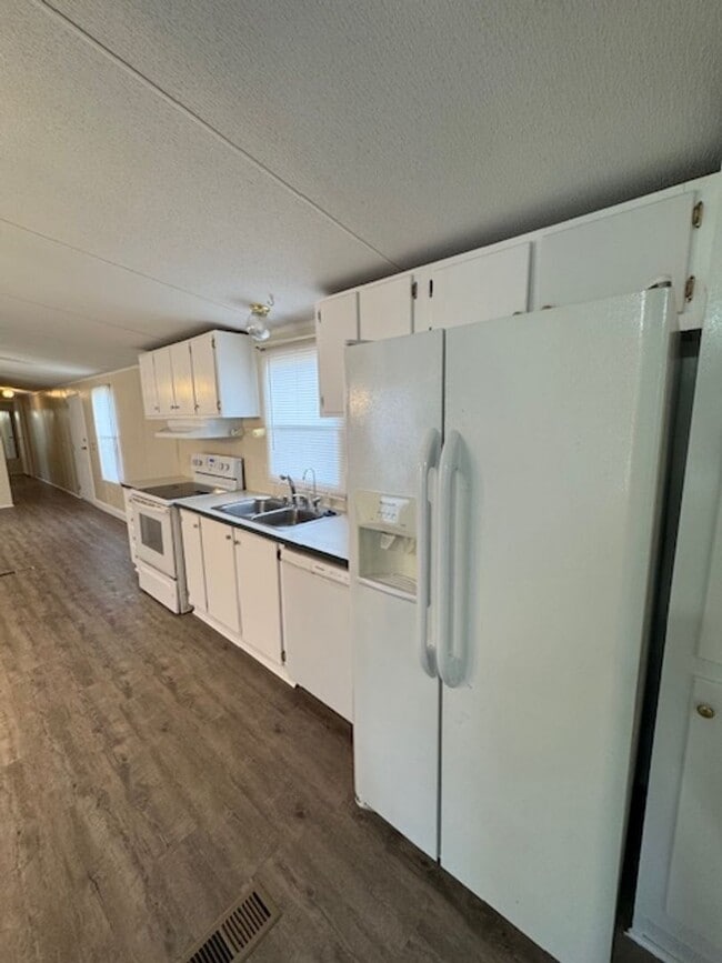 Building Photo - Gordon Road