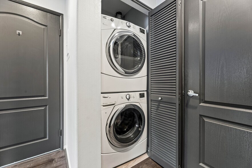 Building Photo - 4060 Glencoe Ave