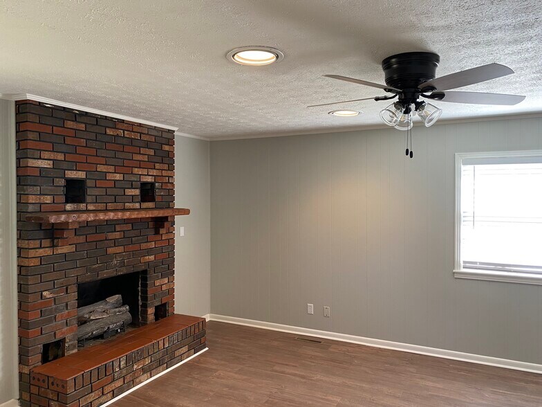 Large den with gas gireplace - 504 Luther Rd