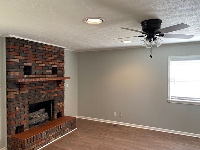 Large den with gas gireplace - 504 Luther Rd