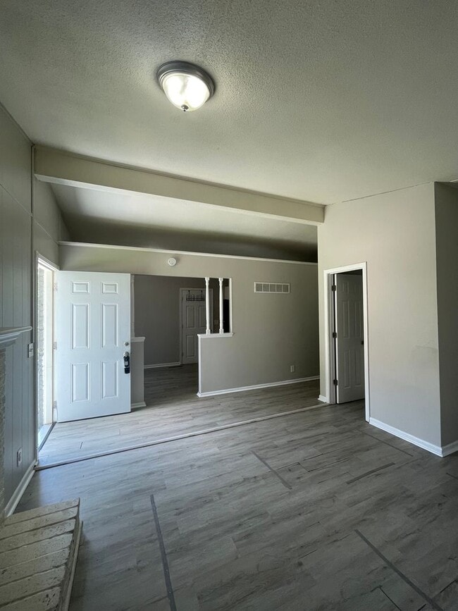 Building Photo - Adorable 3 Bed/ 1.5 Bath Home! Available Now!