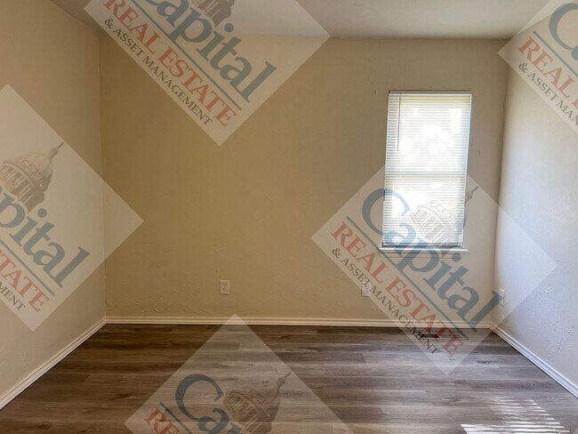 Building Photo - Great 4 Bedroom!!!