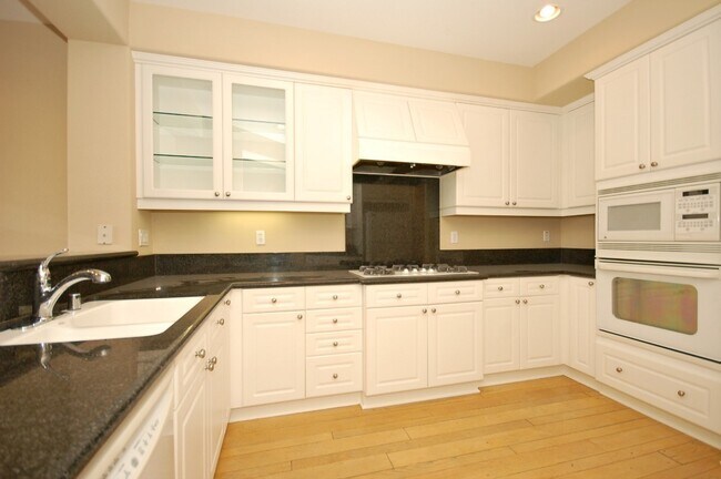 Building Photo - Amazing Location Home in Carlsbad with Lag...