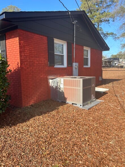 Building Photo - 717 Dogwood Ln