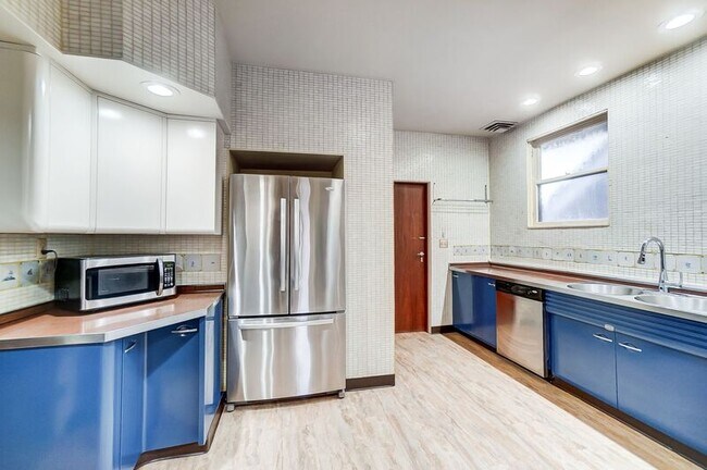 Building Photo - 2881 Observatory Ave