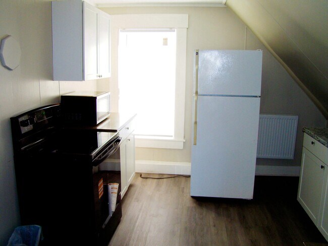 Building Photo - 86 School St