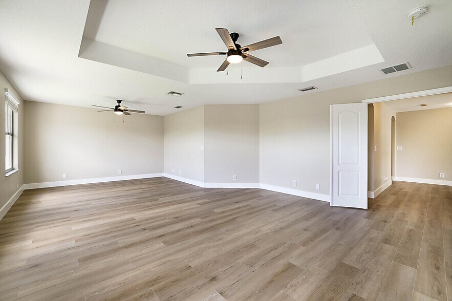 Building Photo - 122 Kensington Way