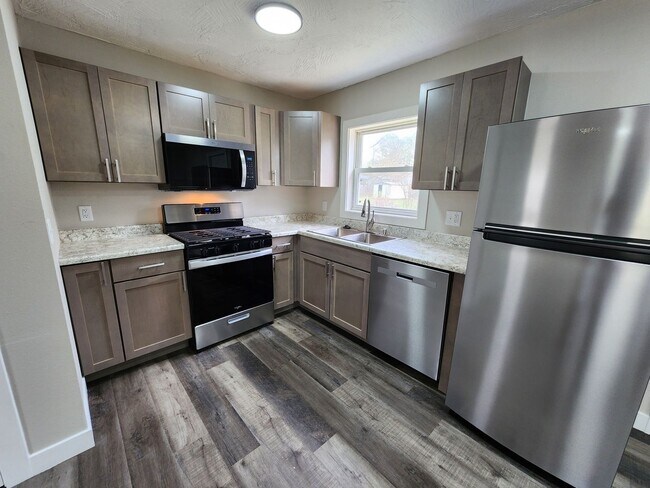 Building Photo - Spacious 2-Bedroom, 1-Bathroom Home AVAILABLE NOW!!