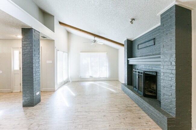 Building Photo - Spacious 3/2/2