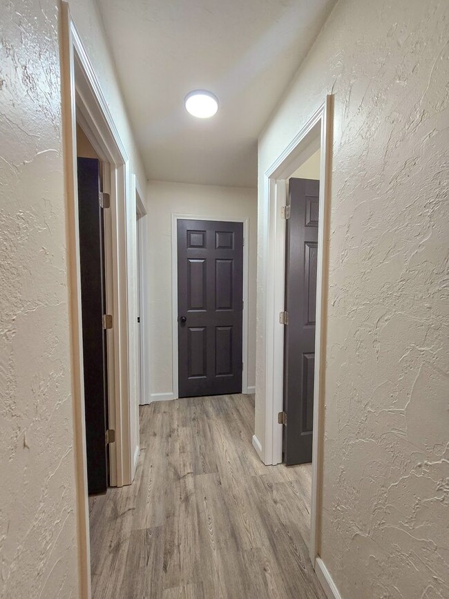 Building Photo - Beautifully remodeled 3 bed 1.5 bath home ...