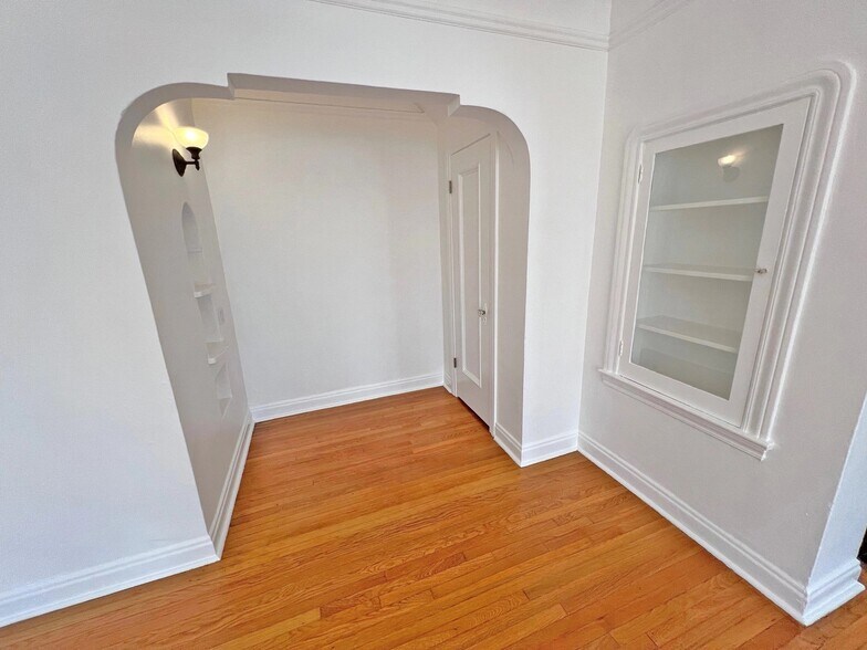 Building Photo - 335 N Orange Grove Ave