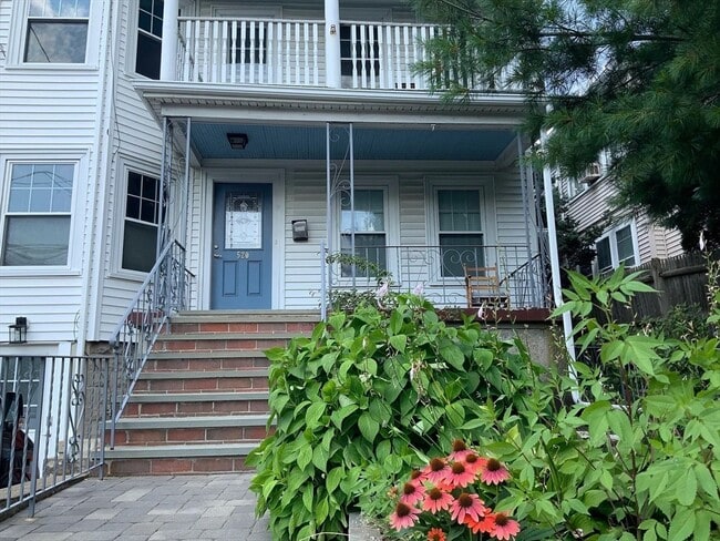 Building Photo - 520 Mt Auburn St