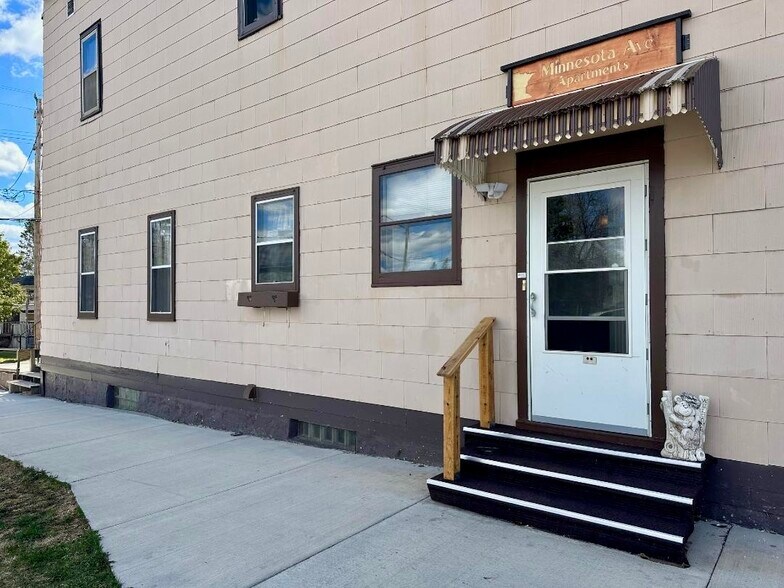 Entrance off Broadway - 123 N Broadway Ave