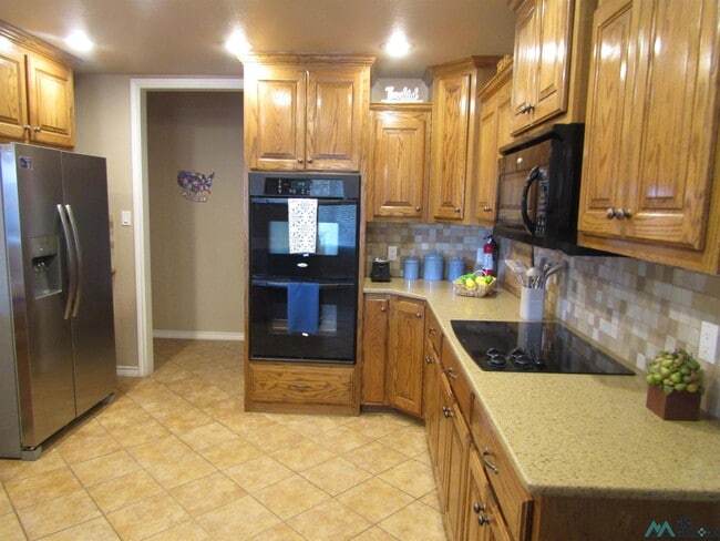 Building Photo - 1405 Lincoln Dr