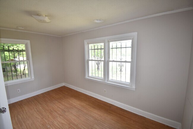 Building Photo - Coming Soon! 3 Bedroom and 1 Bath Home (Pets Considered)