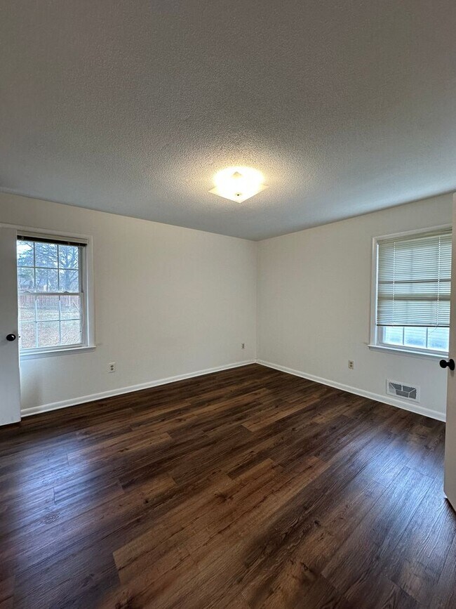 Building Photo - East-side home move-in ready