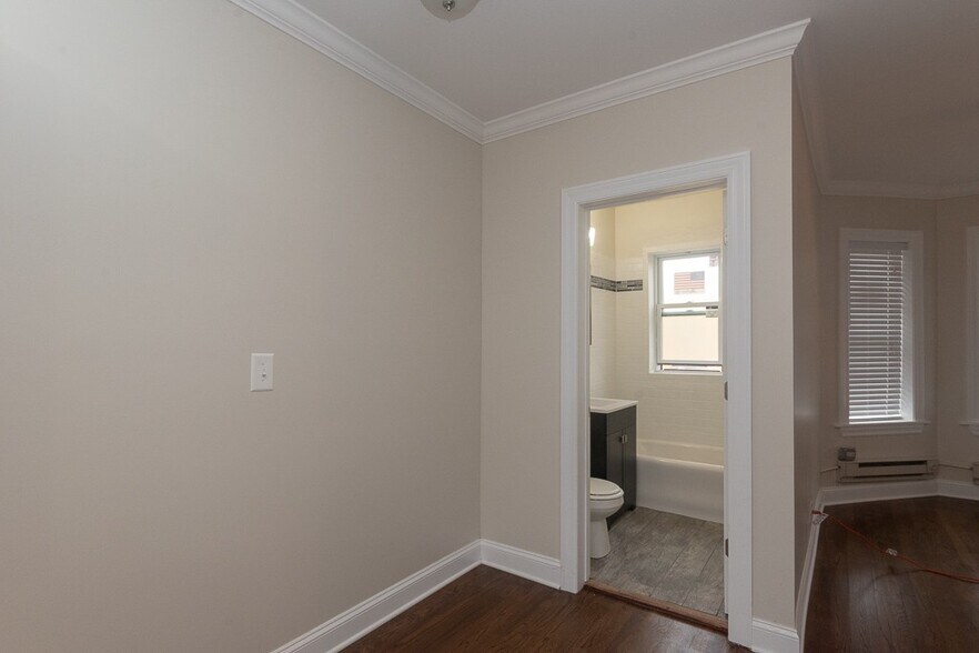 Building Photo - 3817 N Greenview Ave