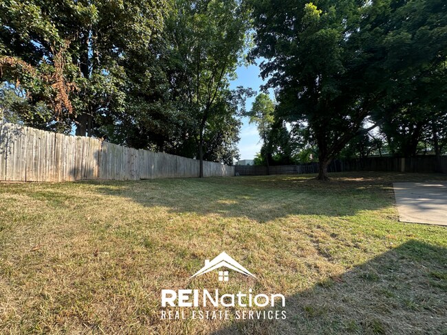 Building Photo - Spacious 4BR/2BA Memphis Rental with 2-Car Garage, Hardwood Floors & Fireplace