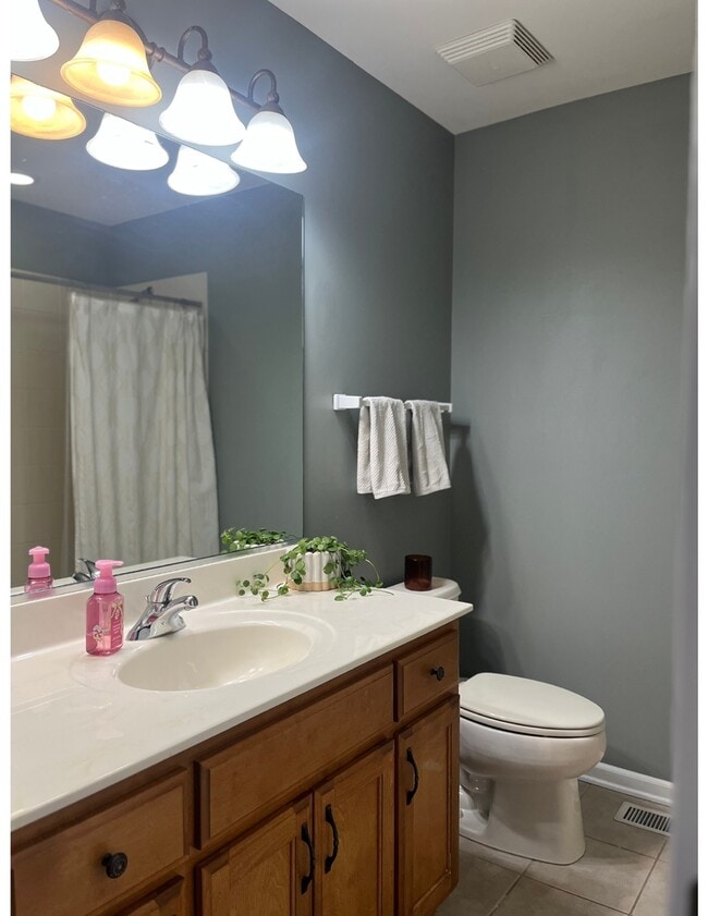 Building Photo - 0N425 Ford Dr