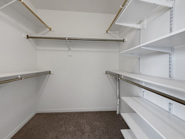 Building Photo - Beautifully Updated Townhome in a Prime Lo...