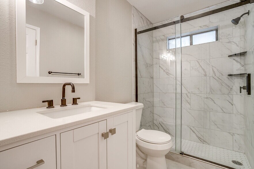 Main Bathroom - 7920 Lazy Brook Dr