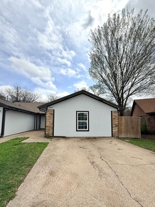 Building Photo - 1020-1022 Vera Court