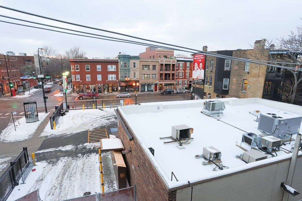 Building Photo - 732 W Roscoe St