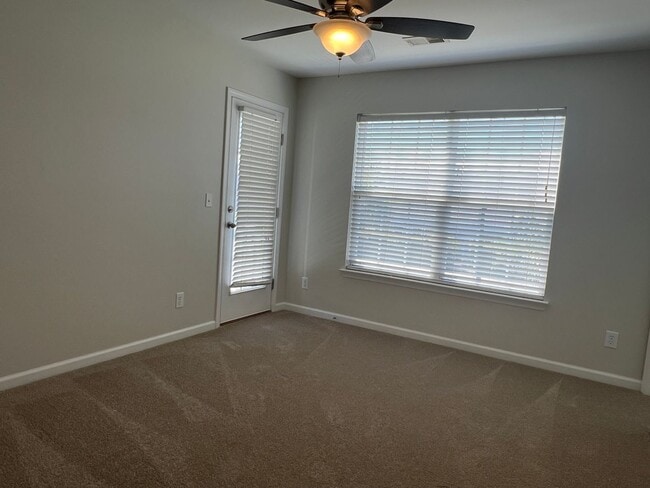 Building Photo - Beautiful 4 Bedroom, 3.5 Bath, Pet Friendl...