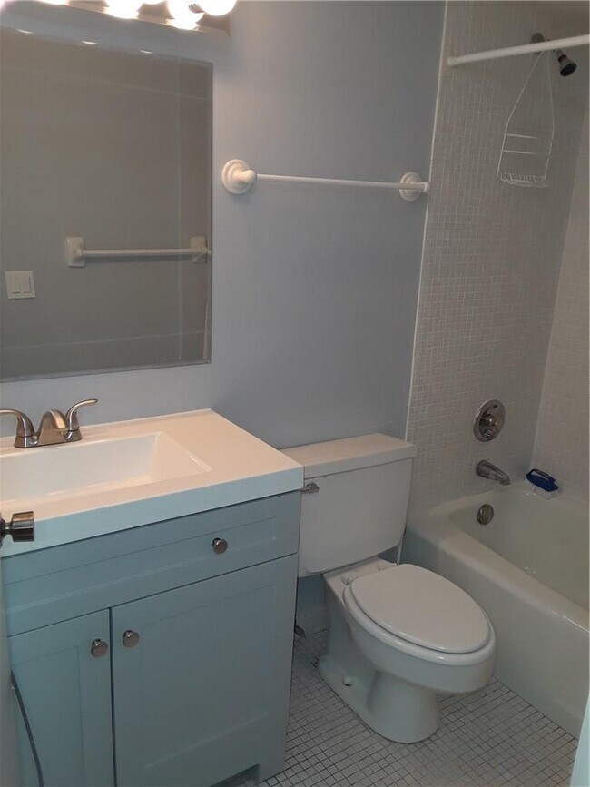 Building Photo - 660 Tennis Club Dr