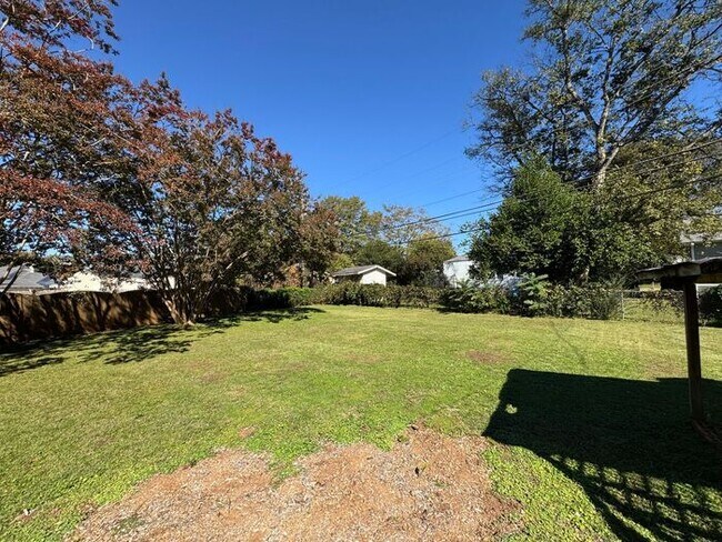 Building Photo - Medical District Location, Fenced Yard, an...