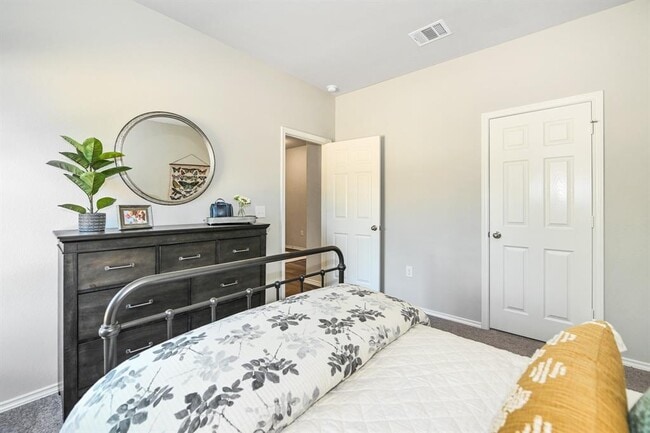 Building Photo - 106 Elm