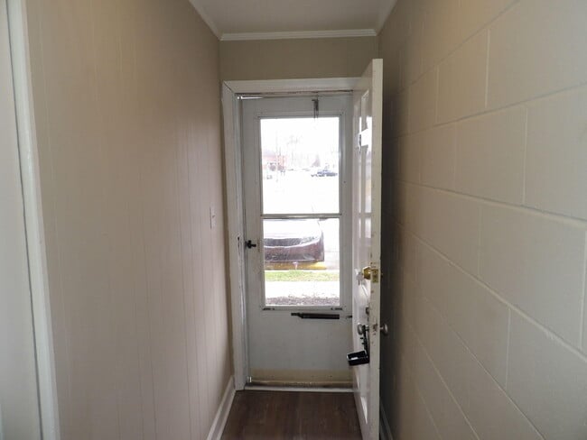 Building Photo - 903 Collins Ln