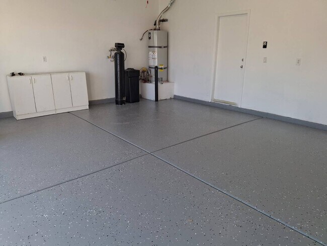 Building Photo - 2820 Dowitcher Ave